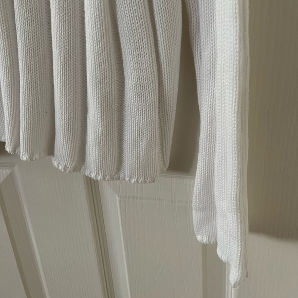 Kinross 🤍 cozy and chic white v-neck sweater, like new condition! Size: M - Picture 3 of 10